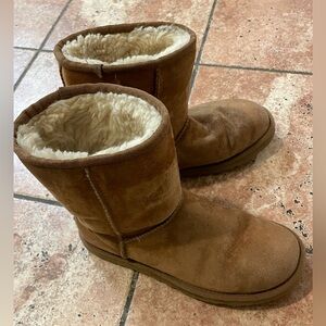 UGG Women’s Classic Short Boot Chestnut size 6